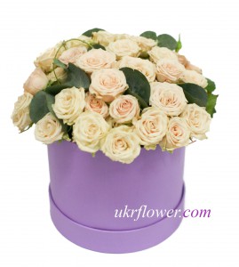 Spray roses in the box ― Ukrflower - flower delivery