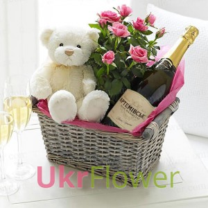 Woven basket "Present" ― Ukrflower - flower delivery