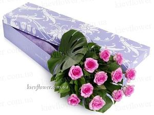 Pink roses in a box ― Ukrflower - flower delivery