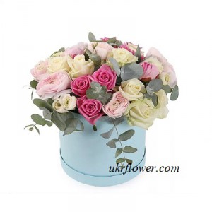 Mixed roses in a hat box ― Ukrflower - flower delivery